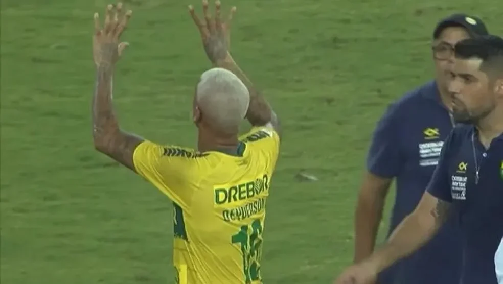 Após perder gol, Deyverson é vaiado, ironiza e faz número 9 em direção à torcida do Cuiabá