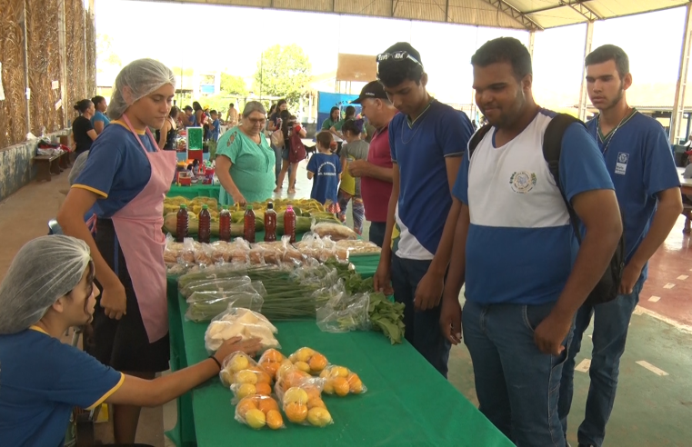 Alunos do projeto Jovem Empreendedor Primeiro Passo da escola Sol Nascente apresentam seus trabalhos.