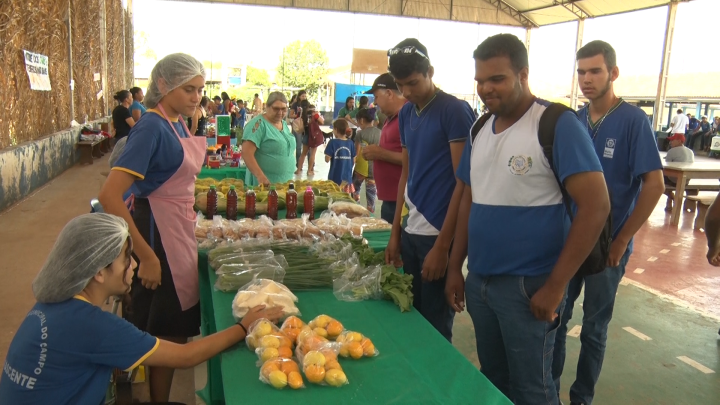 Alunos do projeto Jovem Empreendedor Primeiro Passo da escola Sol Nascente apresentam seus trabalhos.