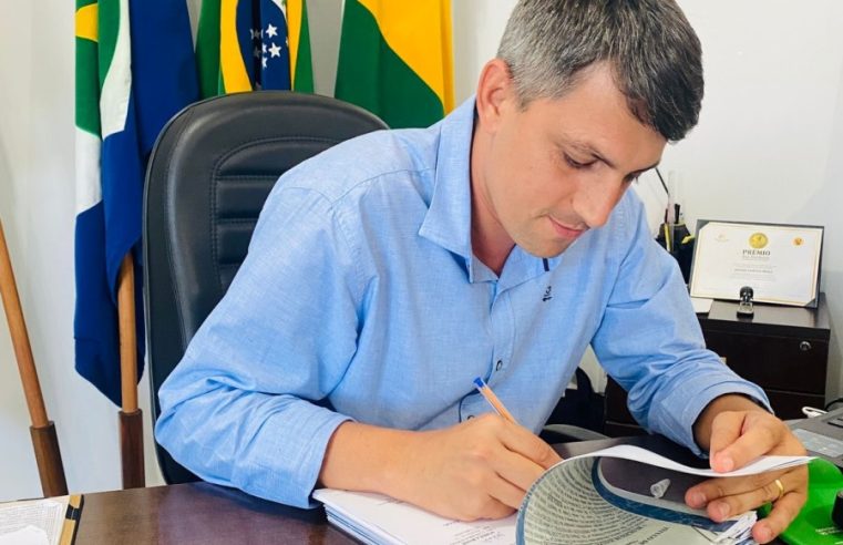 Prefeito Bruno Mena assina Títulos Definitivos que serão entregues aos moradores das Chácaras da Linha do Albino no Setor Industrial