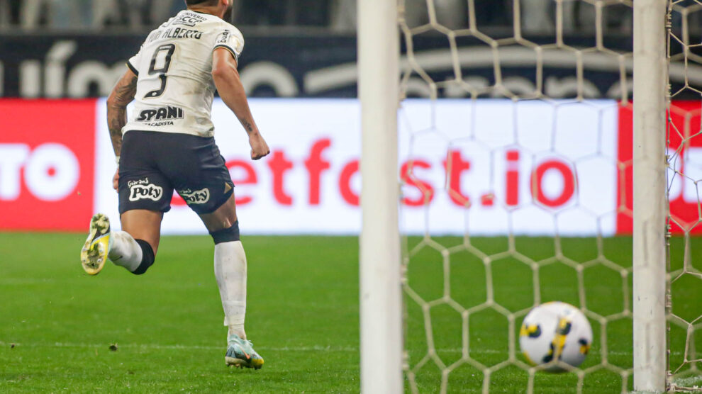 Corinthians vence Athletico-PR com frango de Bento e abre oito pontos do Z4 do Brasileirão
