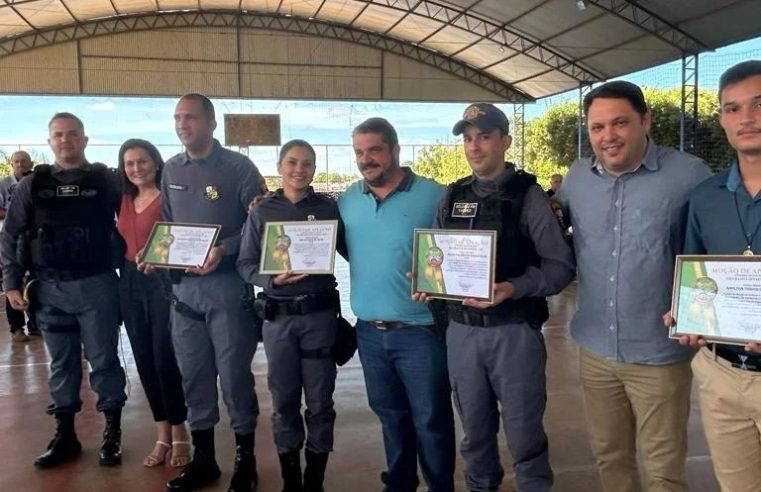 Policiais militares recebem Moções de Aplauso da câmara municipal de vereadores em Guarantã do Norte.