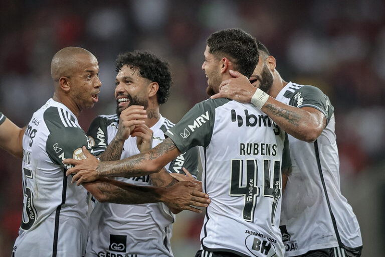 Atlético-MG faz três no Maracanã e Flamengo perde a vice-liderança do Brasileiro