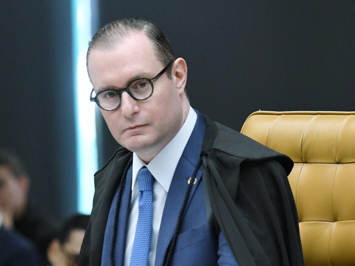 No STF, Zanin atende governo e vota para anular revisão da vida toda do INSS