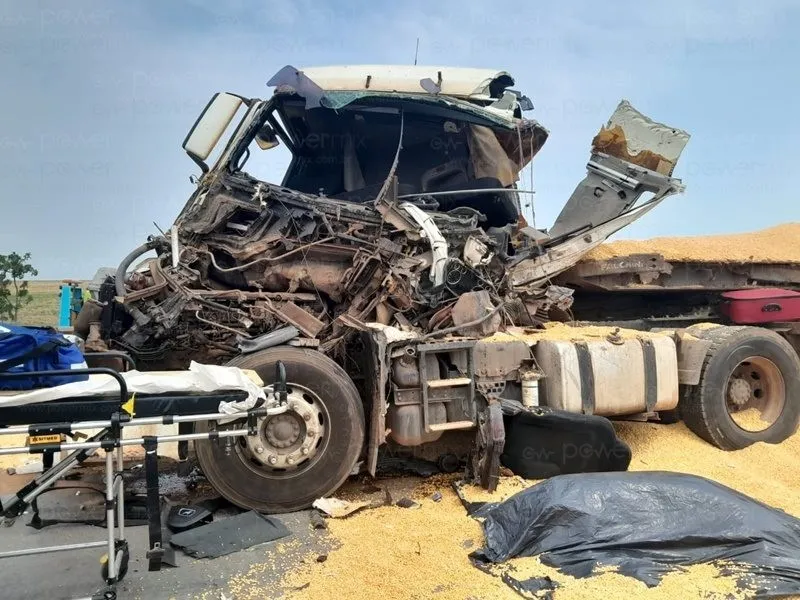 URGENTE: Tragédia na BR-163: Caminhoneiro perde a vida em grave acidente entre dois veículos de carga em MT