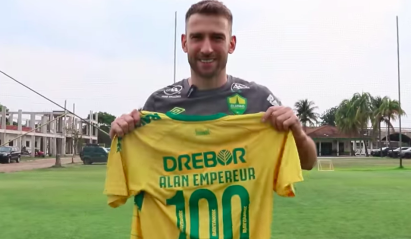 Zagueiro é homenageado por atingir marca de 100 jogos com a camisa do Cuiabá
