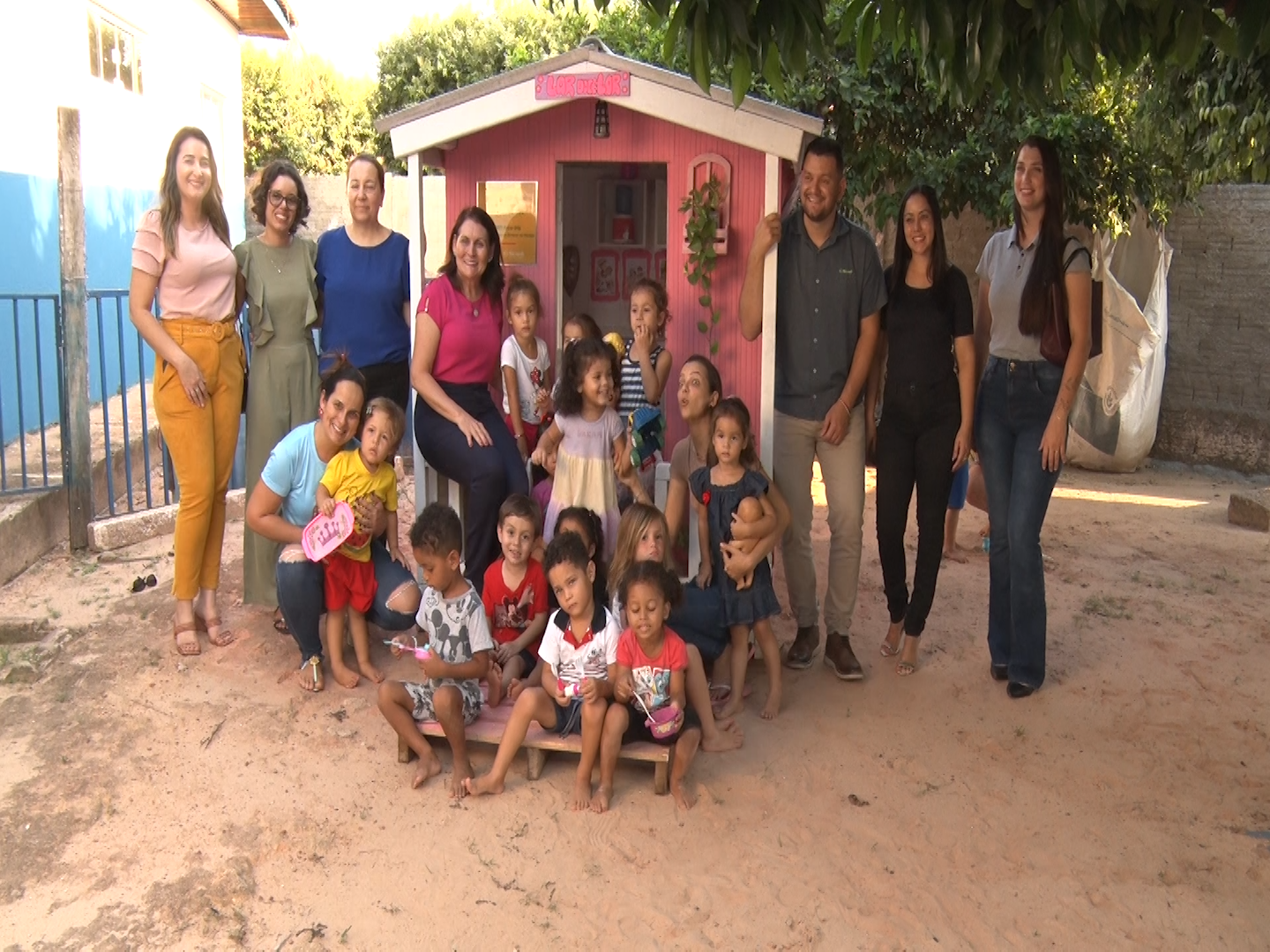 Guarantã do Norte: Sicredi realiza entrega do projeto casa de brincar no parque ao Cmei Arco Íris.