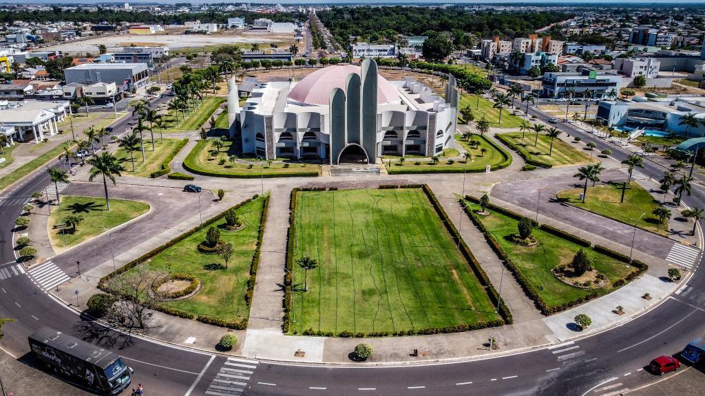 Governo de Mato Grosso investe em asfalto novo, escolas e hospital em Sinop