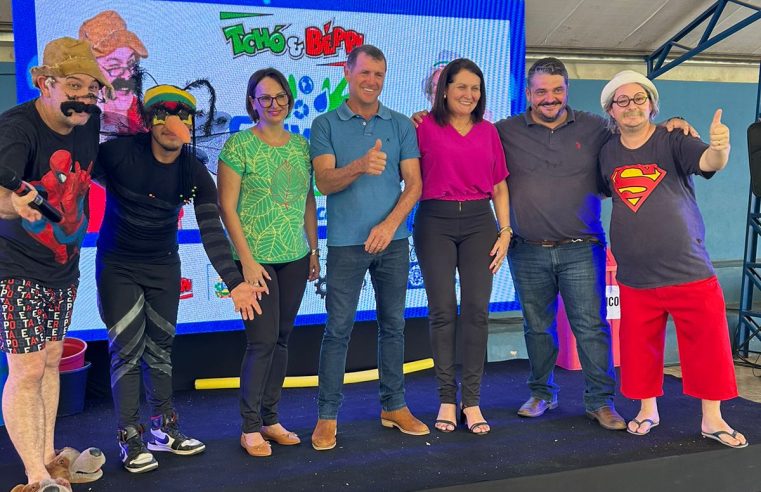 Tchó e Béppi apresentam Peça Teatral Salve o Planeta Brincando a alunos de Guarantã do Norte