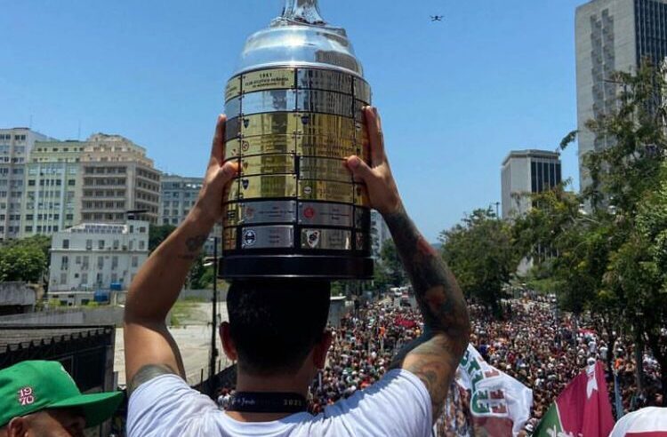 Torcida do Fluminense lota ruas e avenidas no Rio de Janeiro para comemorar título da Libertadores