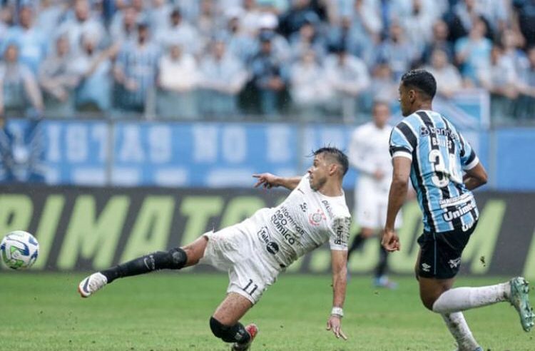 Corinthians vence o Grêmio com um a menos e se afasta do Z4 do Brasileirão