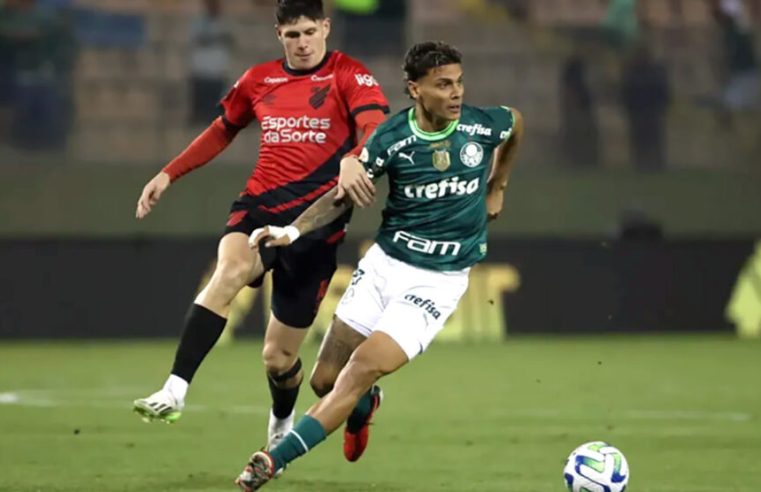 Com golaço de Endrick, Palmeiras bate Athletico-PR e iguala pontuação do líder Botafogo