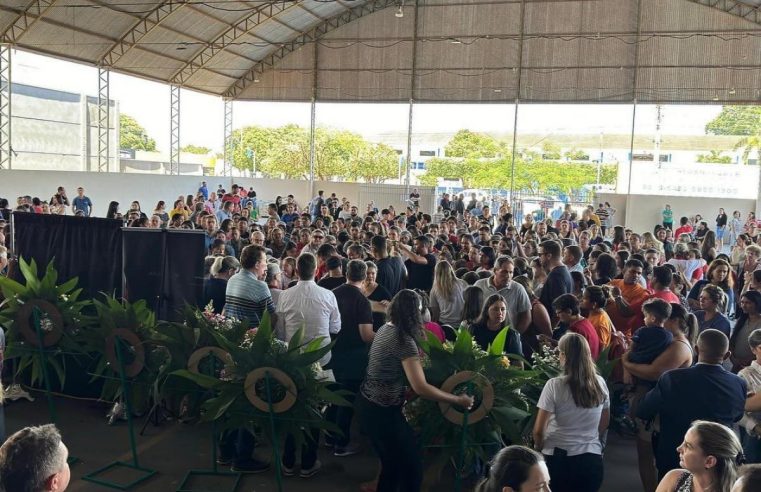 Vídeo – Forte emoção marca velório de mãe e filhas assassinadas