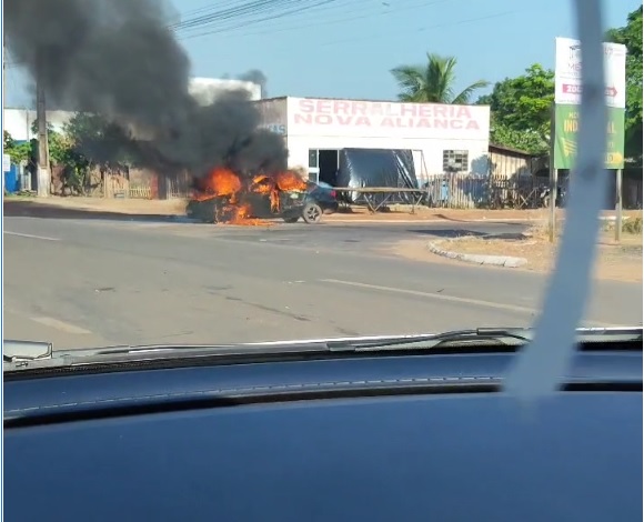 Guarantã do Norte: Carro pega fogo em plena avenida e fica totalmente destruído.