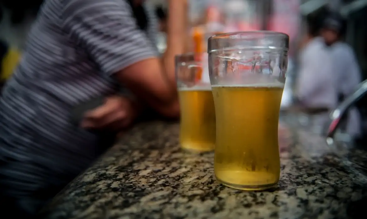 Dez por cento dos homens dirigem após consumirem bebidas alcoólicas, alerta Ministério da Saúde