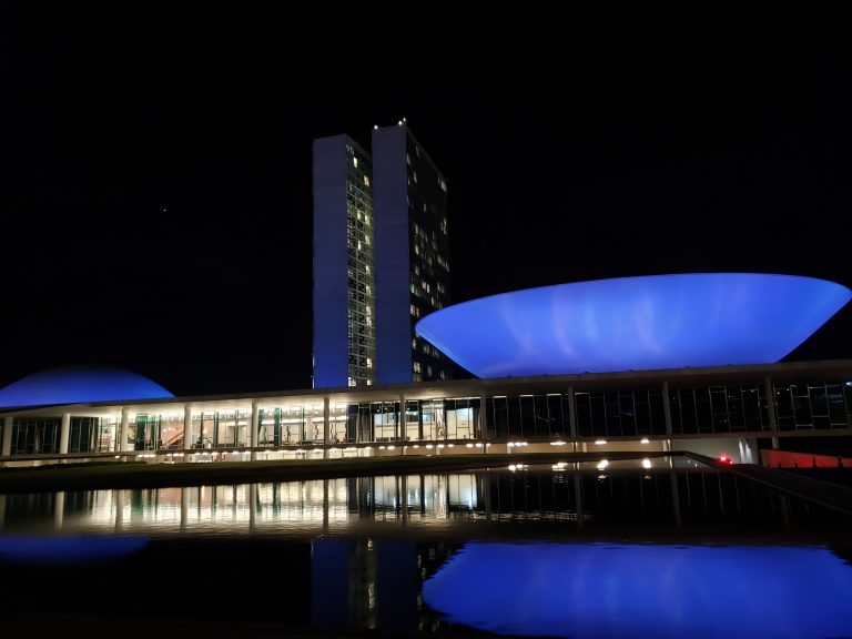 Congresso é iluminado de azul como alerta para prevenção ao câncer de próstata  Fonte: Agência Câmara de Notícias