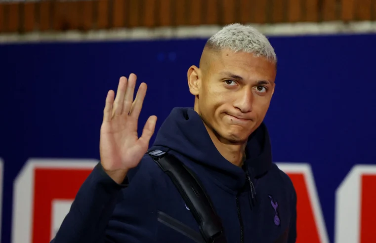 Richarlison anuncia que passará por cirurgia no púbis