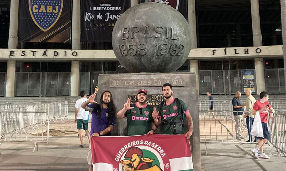 A pé de Petrópolis ao Rio: torcedores do Fluminense pagam promessa