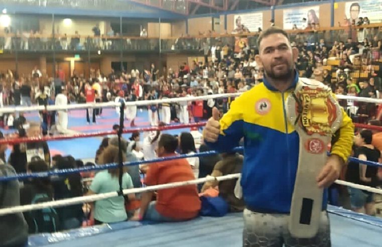 Professor que tem projeto social no Nortão conquista cinturão no kickboxing na Argentina
