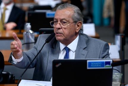 Senador acusa abuso em passagem de R$ 3,8 mil e cobra explicações de companhias sobre alta