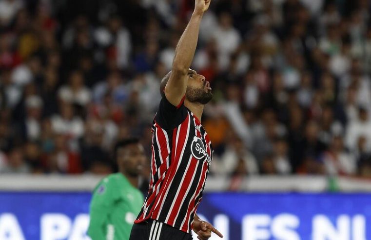 Atacante se diz otimista e cita conversas avançadas por renovação com o São Paulo
