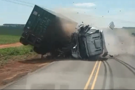 Motorista filma acidente entre duas carretas na BR-364; assista