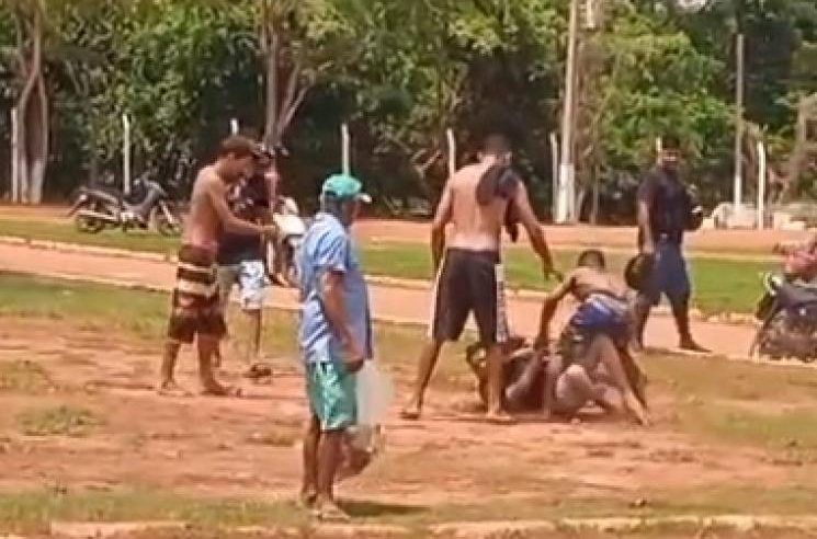 Vídeo – Jovem é linchado durante briga generalizada em ponto turístico