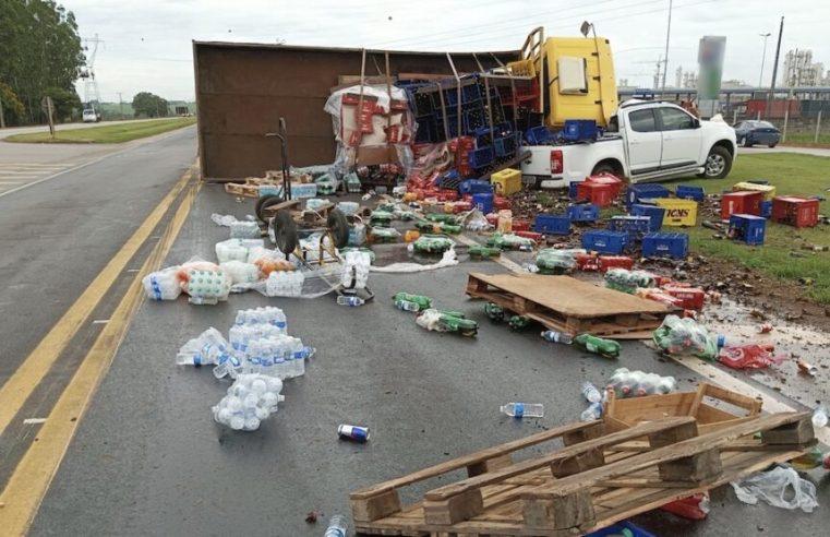 Caminhão carregado com bebidas tomba em cima de caminhonete na BR-163 em Sinop; três feridos