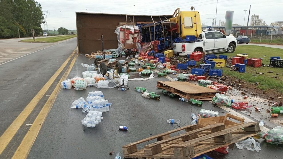 Caminhão carregado com bebidas tomba em cima de caminhonete na BR-163 em Sinop; três feridos