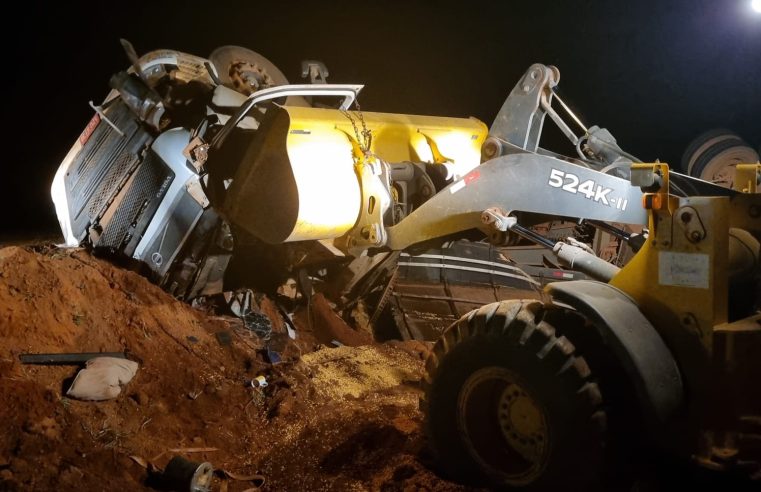 Motorista morre prensado em cabine após carreta tombar na MT 322