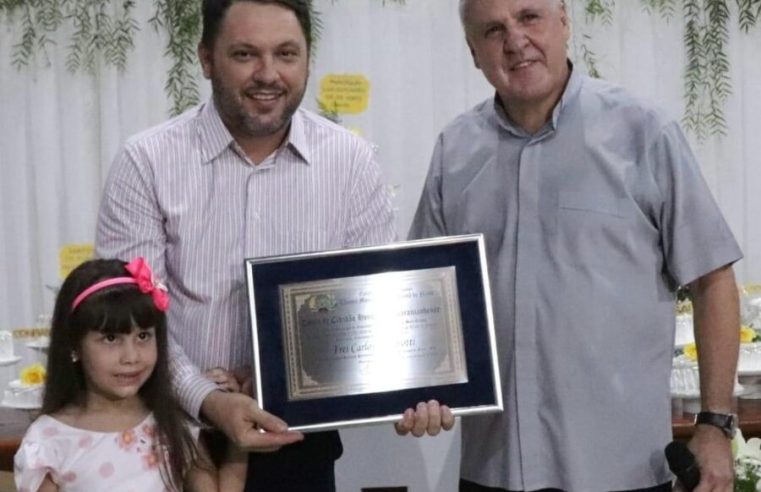 Frei Carlos Topanotti celebra com muito júbilo os 25 anos de vida sacerdotal e recebe homenagem da comunidade, prefeitura e câmara municipal.