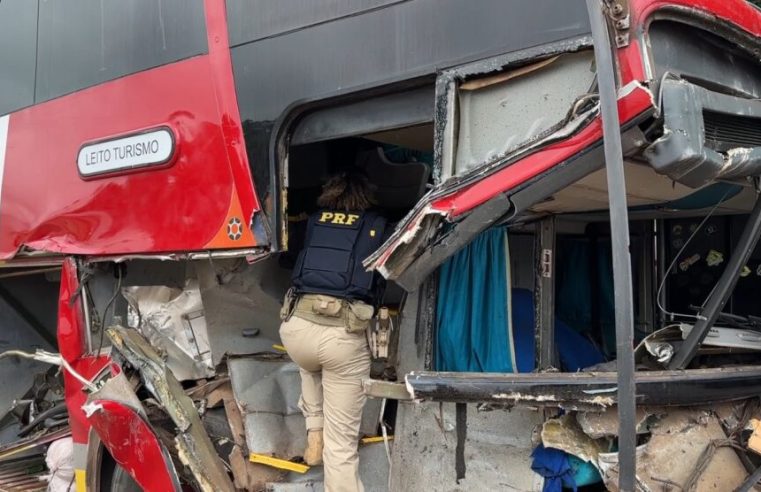 Chefe da PRF diz que ônibus envolvido em acidente com 2 mortos não estava regular