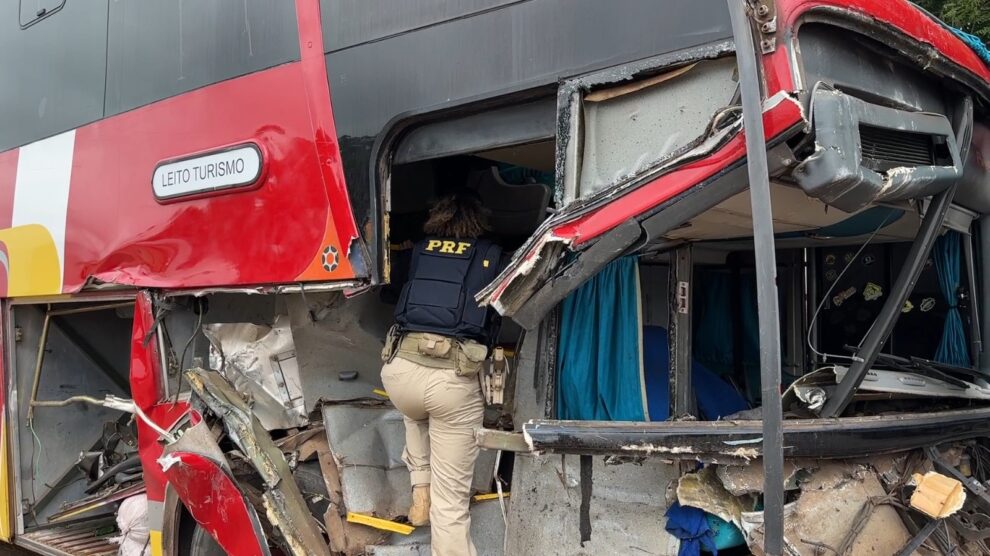 Chefe da PRF diz que ônibus envolvido em acidente com 2 mortos não estava regular