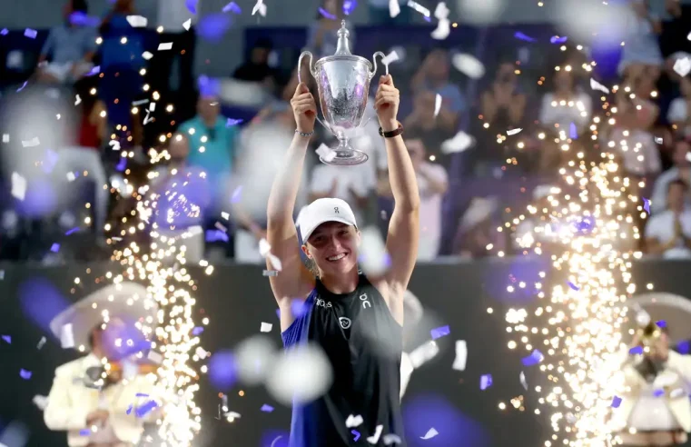 Número 1 do mundo, Iga Swiatek é eleita melhor tenista do ano pela WTA