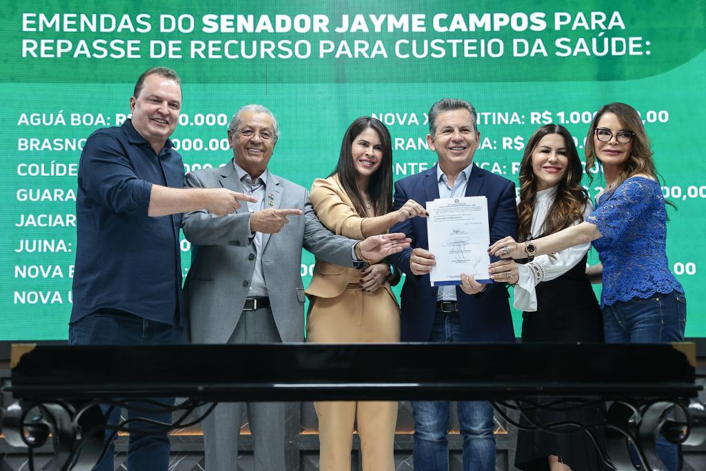 Governo assina convênios para construção de escolas e feiras; parceria com senador garante recursos para saúde