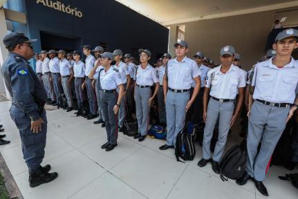 Mauro Mendes sanciona lei que amplia escolas militares em MT