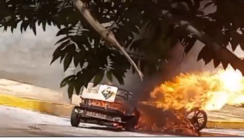 Vídeo mostra fogo em carretinha com gás após batida de motos