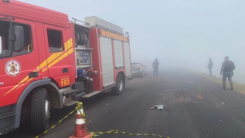 Corpo de Bombeiros Militar combate incêndio em caminhão baú