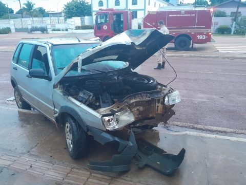 Após acidente de trânsito, carro tem princípio de incêndio na avenida Lions em Guarantã do Norte.