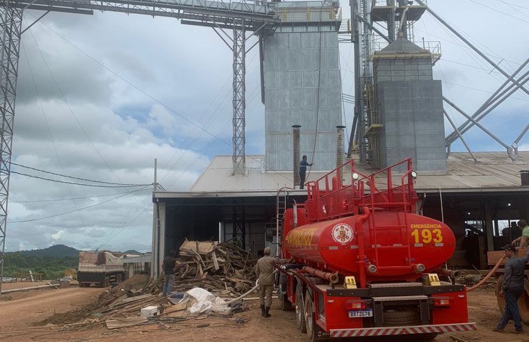 Corpo de Bombeiros de Guarantã do Norte apaga incêndio em um secador de grãos localizado na estrada w50 no município de Matupá.