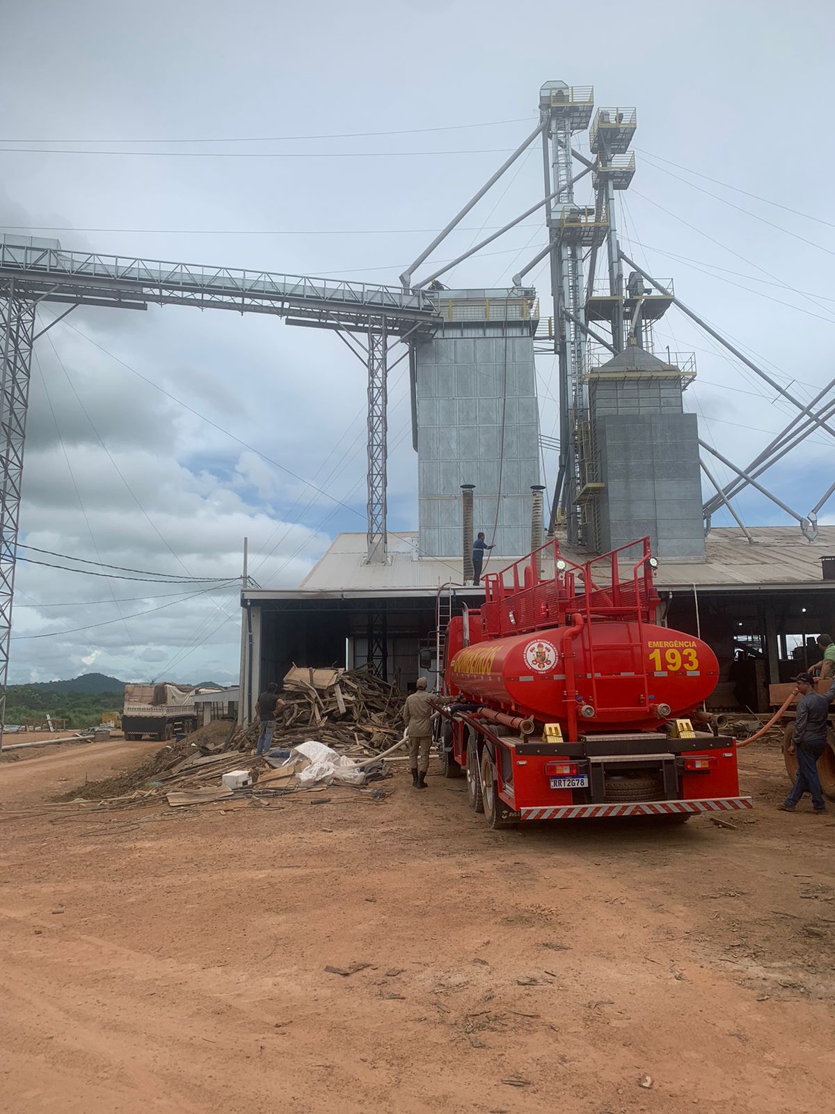 Corpo de Bombeiros de Guarantã do Norte apaga incêndio em um secador de grãos localizado na estrada w50 no município de Matupá.