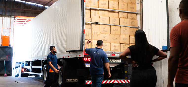 Ministério da Saúde entrega 20 toneladas de aventais para cooperativa de reciclagem