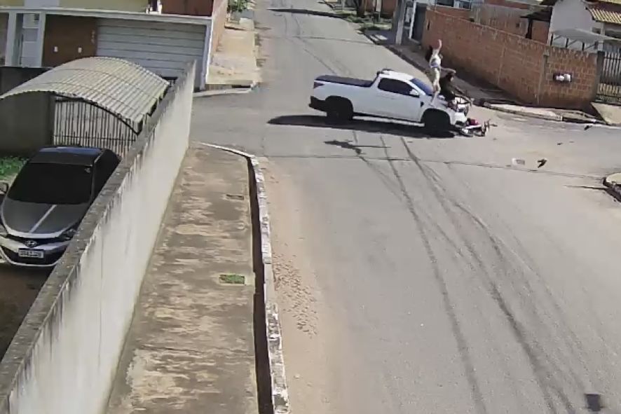 Após colisão, garupa de moto “voa” sobre carro e sofre fraturas