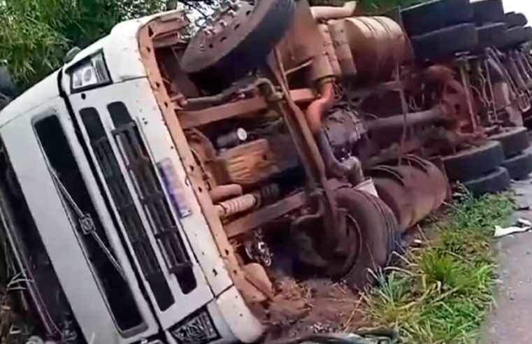 Carreta tomba e motorista morre em rodovia federal de Mato Grosso; passageira socorrida