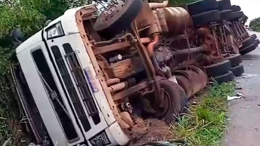 Carreta tomba e motorista morre em rodovia federal de Mato Grosso; passageira socorrida