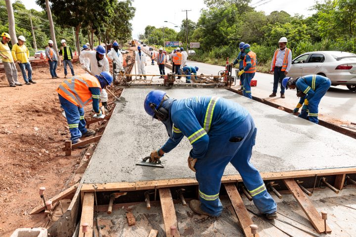 Governo começa a construir pistas de concreto do sistema BRT na Avenida do CPA