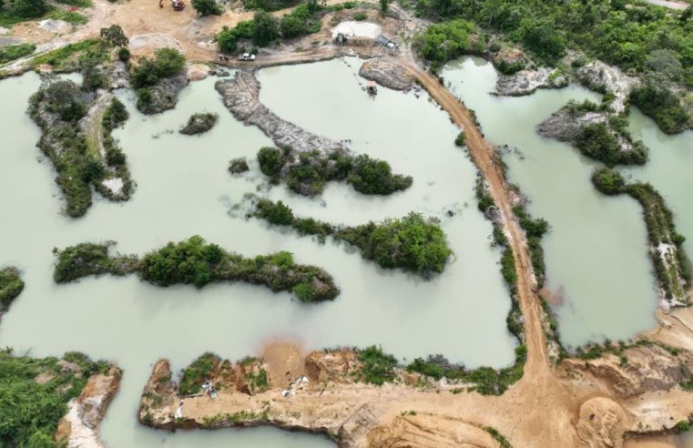 Máquinas são apreendidas durante flagrantes de extração irregular de areia e desmatamento ilegal