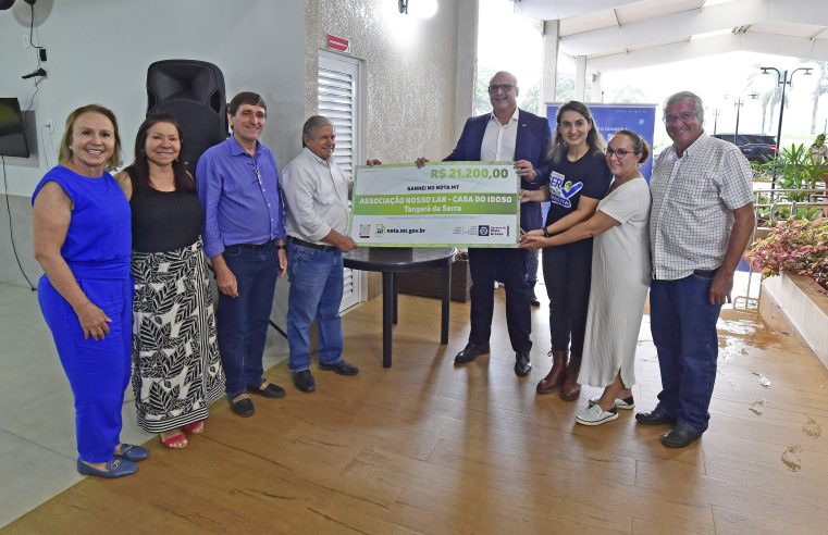 Governo de MT entrega cheque de R$ 21,2 mil do Nota MT à entidade social de Tangará da Serra