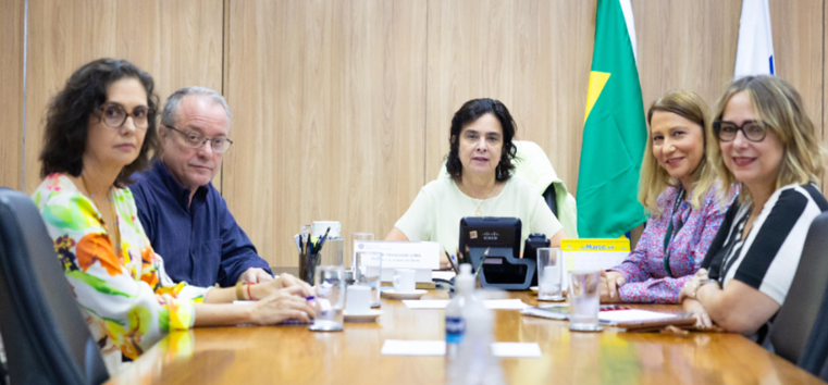 Ministra Nísia Trindade se reúne com Butantan e Fiocruz para debater produção de vacinas contra dengue para o Brasil