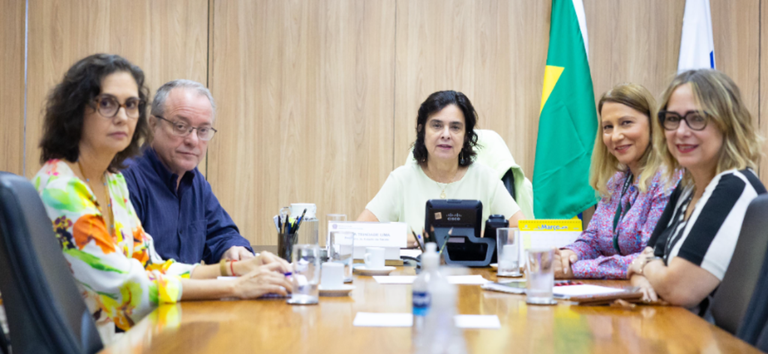 Ministra Nísia Trindade se reúne com Butantan e Fiocruz para debater produção de vacinas contra dengue para o Brasil